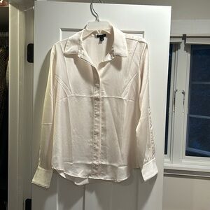 EUC winter white Ann Taylor essential button down shirt size S.